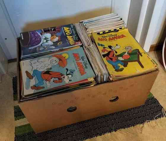 Banaanilaatikollinen Aku Ankka lehtiä Kotka