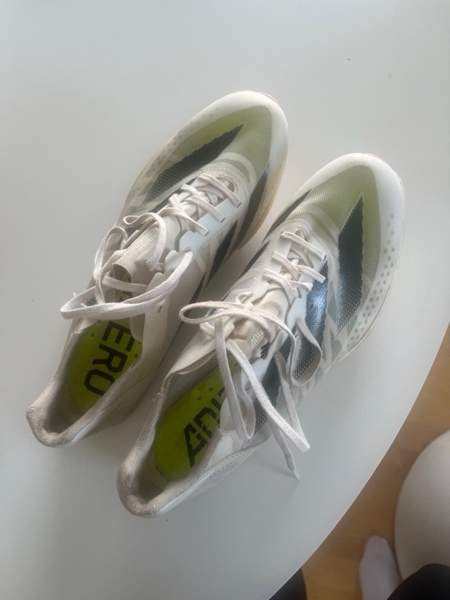 Adidas piikkarit Joensuu - valokuva 1