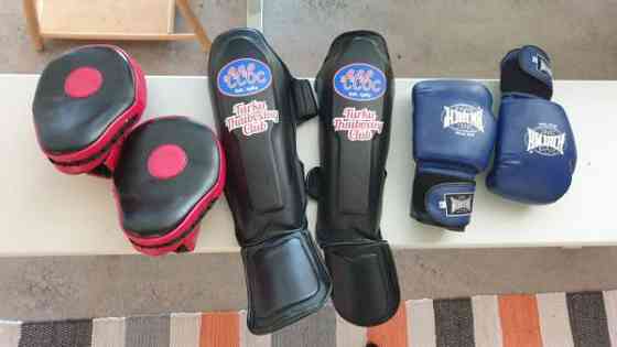 Käyttämättömät thai nyrkkeilyhanskat 10, säärisuojat s, pistarit Raasepori