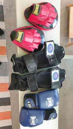 Käyttämättömät thai nyrkkeilyhanskat 10, säärisuojat s, pistarit Raasepori