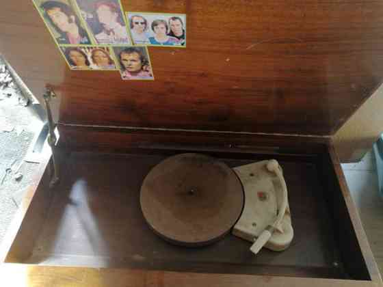 Vanha levysoitinradio yhdistelmä Vantaa