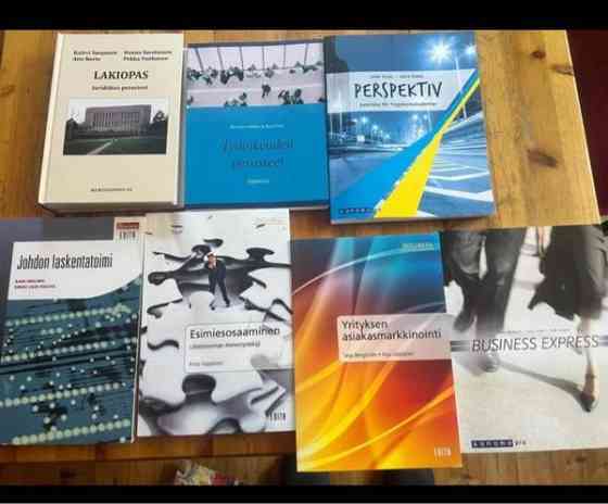 Koulukirjoja, lastentarinoita, kielikirjoja ja reseptikirjoja Tuusniemi