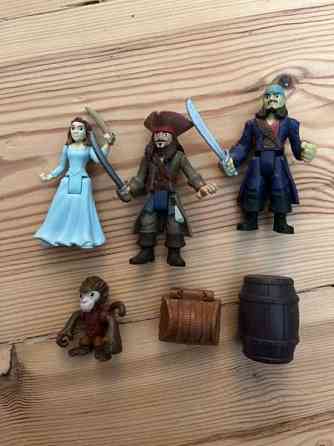 Pirates of the Caribbean laiva ja figuureita Helsinki