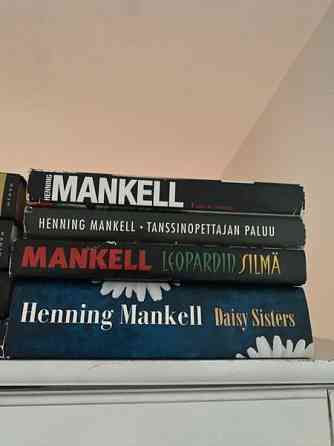 Henning Mankell kirjoja Jaervenpaeae