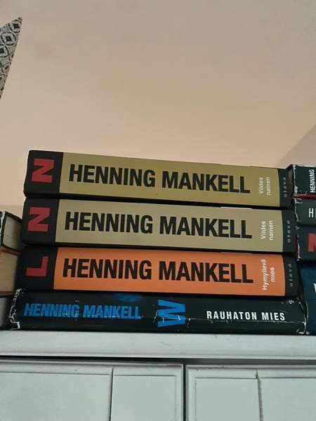Henning Mankell kirjoja Järvenpää - valokuva 2