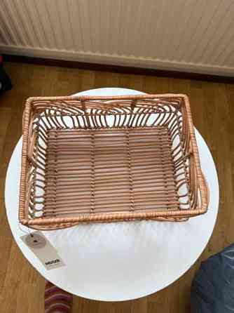 Indiska rottinkinen kori+ 2 muuta sekä muovisia koreja Hyvinge