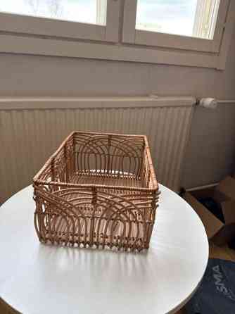 Indiska rottinkinen kori+ 2 muuta sekä muovisia koreja Hyvinge