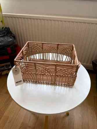 Indiska rottinkinen kori+ 2 muuta sekä muovisia koreja Hyvinge