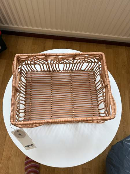 Indiska rottinkinen kori+ 2 muuta sekä muovisia koreja Хювинкяя - изображение 2