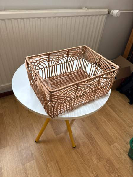 Indiska rottinkinen kori+ 2 muuta sekä muovisia koreja Хювинкяя - изображение 1