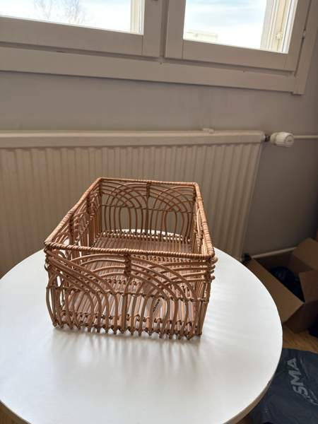 Indiska rottinkinen kori+ 2 muuta sekä muovisia koreja Хювинкяя - изображение 5