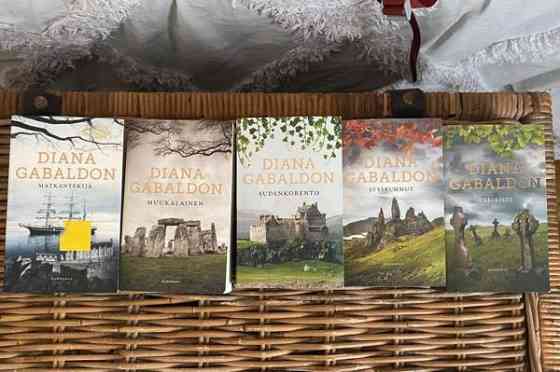 Matkantekijä sarjan kirjat  Diana Gabaldon Jaervenpaeae