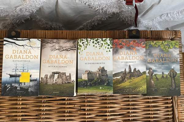 Matkantekijä sarjan kirjat  Diana Gabaldon Järvenpää - valokuva 1