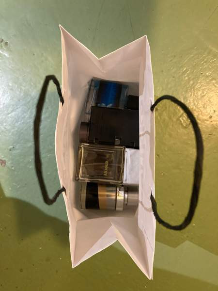 Vaatteita Teiniikäinen Muotitietoinen Parfyymi Helsinki - valokuva 5