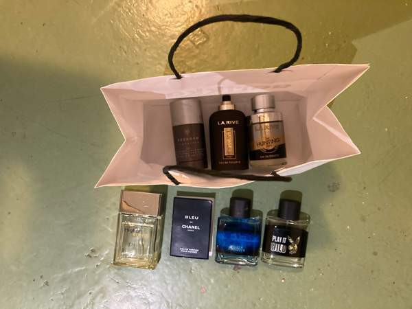 Vaatteita Teiniikäinen Muotitietoinen Parfyymi Helsinki - valokuva 6