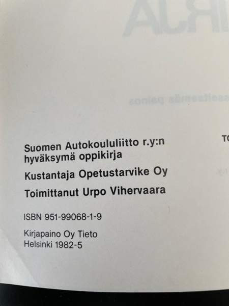 Autokoulun Oppikirja v. 1982 Helsinki - valokuva 2
