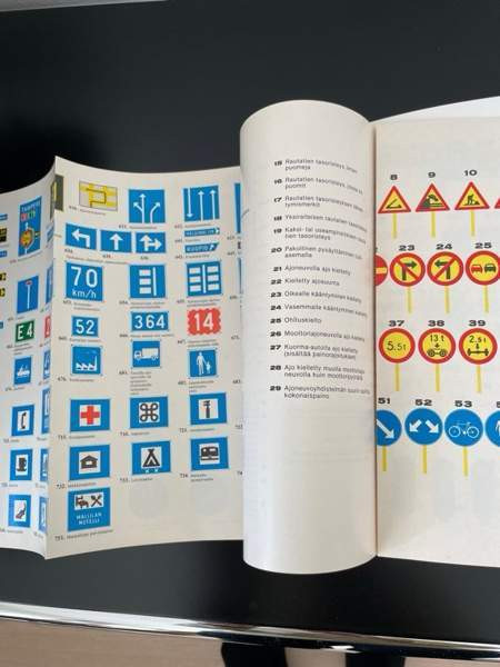 Autokoulun Oppikirja v. 1982 Helsinki - valokuva 3