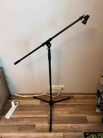 Shuren passiivimikrofoni ja mikkiteline. Hyvinge