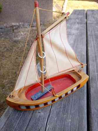 Vanha puinen purjeveneen pienoismalli Kouvola