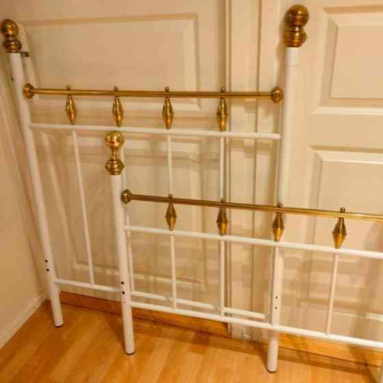 Kaksi rautasänkyä Турку