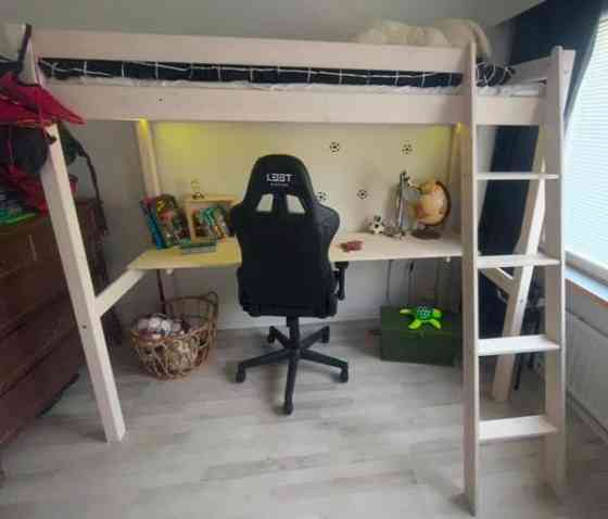 2kpl parvisänkyjä työtasoilla Раума