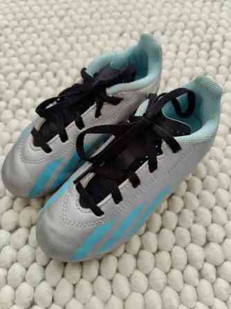 Lasten adidas jalkapallokengät, koko 29 Helsinki