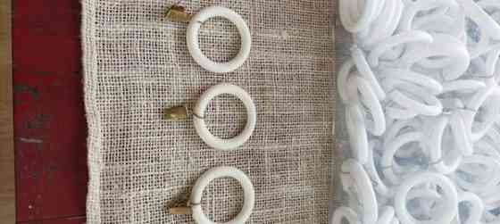 Valkoisia verhonrenkaita Maentsaelae