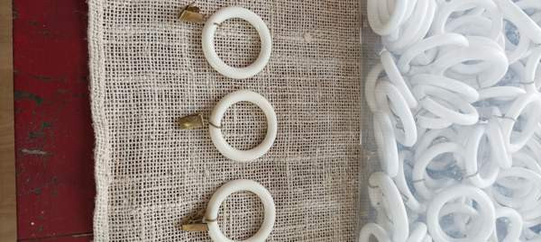 Valkoisia verhonrenkaita Maentsaelae - photo 1