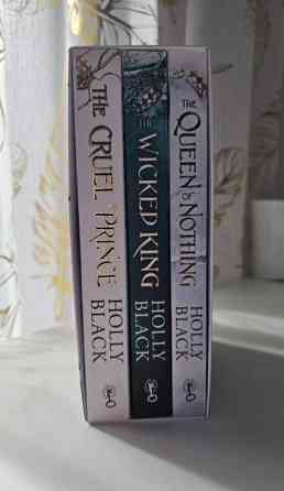 Myydään Folk of Air kirjasetti Tampere