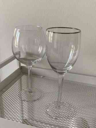 Kaksi isoa viinilasia/jalkalasia Rovaniemi