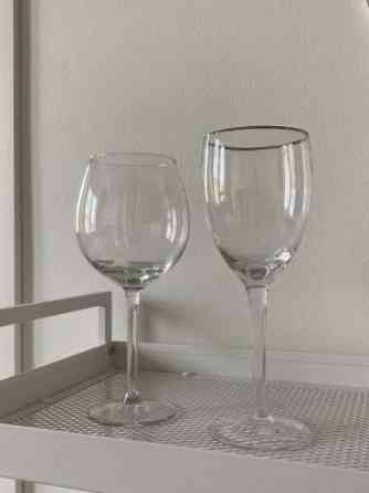 Kaksi isoa viinilasia/jalkalasia Rovaniemi