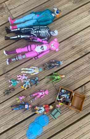 Fortnite ukkoja ja ukkojen aseita sekä hakkuita Yloejaervi