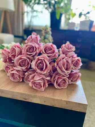 Iso kimppu vaalean roosan sävyisiä ruusuja Lahti