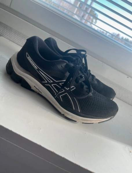 Naisten/lasten lenkkarit Haemeenlinna – foto 1