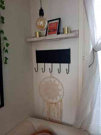 Seinä hylly koukuilla Kaarina