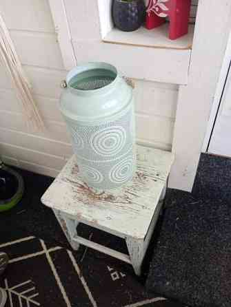 Vanha jakkara ja iso lyhty Kaarina