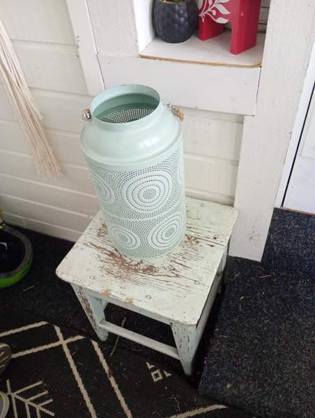 Vanha jakkara ja iso lyhty Kaarina – foto 1