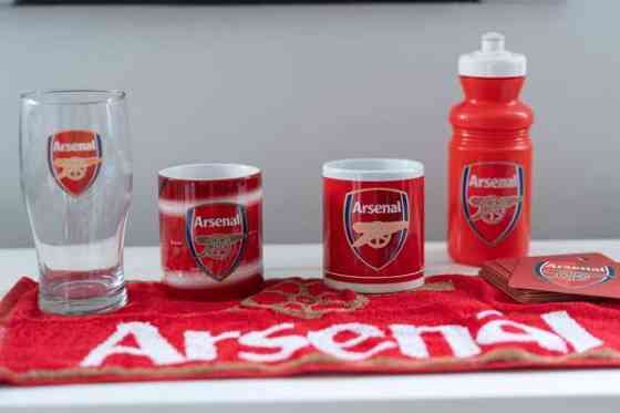 Arsenal mukit, tuoppi, pyyhe, lasinaluset, juomapullo Helsinki