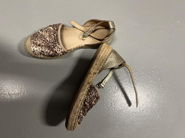 Kesäkengät nahka, paljetit vaihtaa väriä . Helsinki - valokuva 2