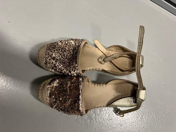 Kesäkengät nahka, paljetit vaihtaa väriä . Helsinki - valokuva 1