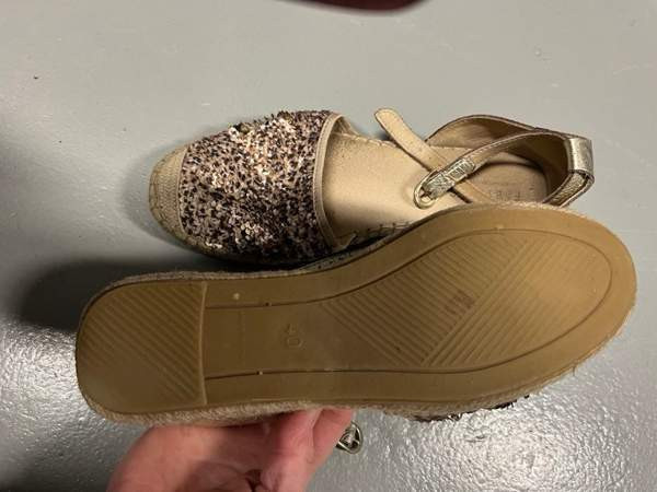 Kesäkengät nahka, paljetit vaihtaa väriä . Helsinki - valokuva 3