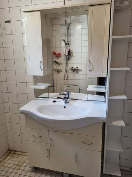 Kylpyhuoneen allaskaappi altaalla ja peili sivukaapeilla. Porvoo - valokuva 2