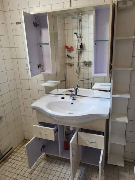 Kylpyhuoneen allaskaappi altaalla ja peili sivukaapeilla. Porvoo - valokuva 1