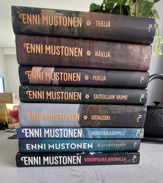 Mustosen kirjoja Kaarina – foto 1