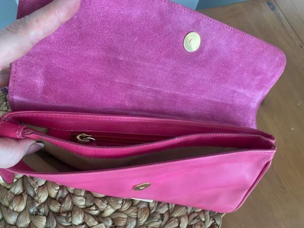 Guess laukku aitoa nahkaa Эспоо - изображение 3