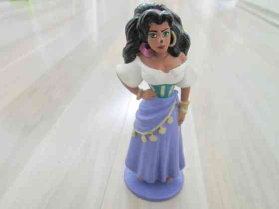 Esmeralda muovinen hahmo Turku