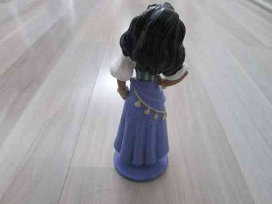 Esmeralda muovinen hahmo Turku