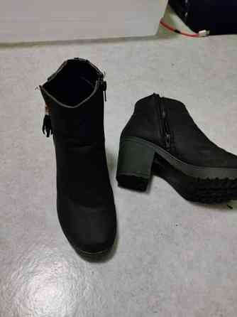 Mustat vetoketjulliset korkokengät Kuopio