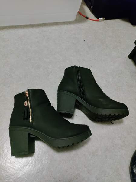 Mustat vetoketjulliset korkokengät Kuopio – foto 2