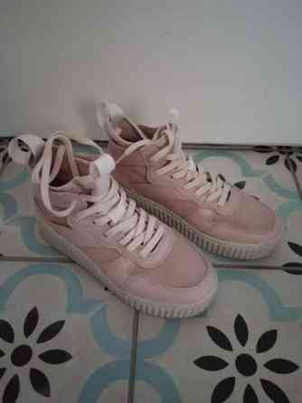 Puuteriroosa Varsitennarit (nahkaa ja mokkaa) Turku